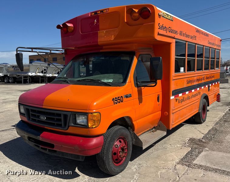 2005 Collins shuttle bus - DU3413