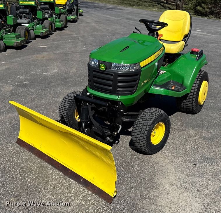 2013 John Deere X750 lawn mower - ED4087