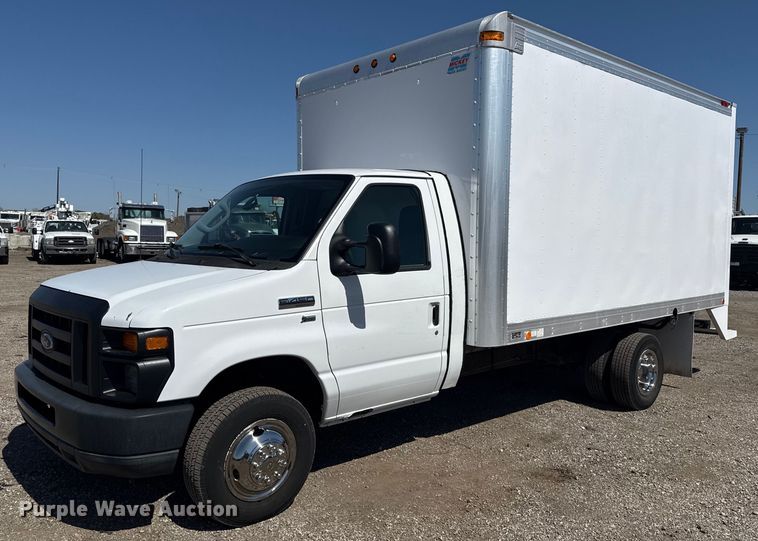 2011 Ford E450 Super Duty box truck - EG2642
