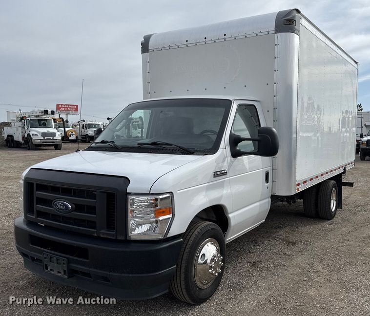 2022 Ford E350 Super Duty box truck - EG5681