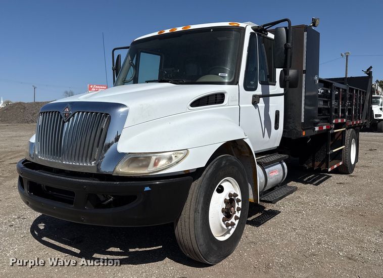 2011 International 4300 flatbed truck - EG5690
