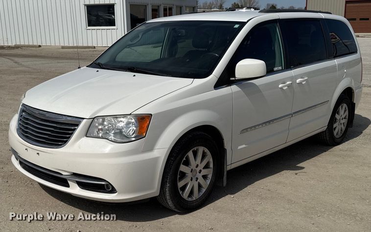2013 Chrysler Town & Country van - EG7107