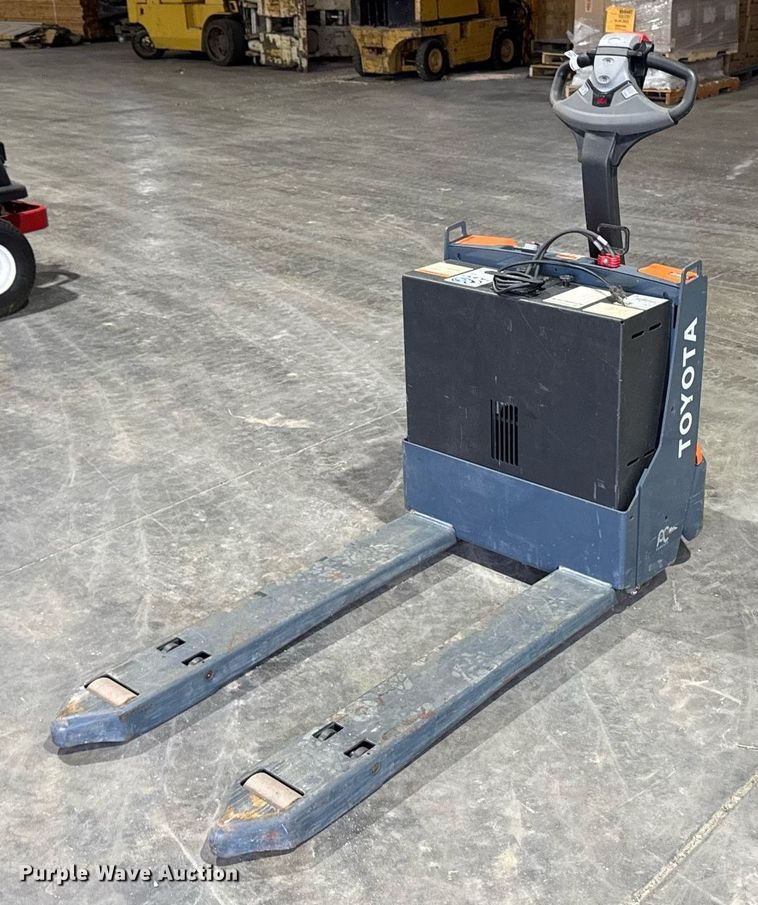 Toyota 8HBW23 pallet jack - EM3738