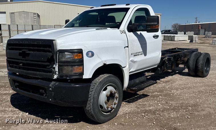 2019 Chevrolet Silverado 5500HD truck cab and chassis - EQ1242