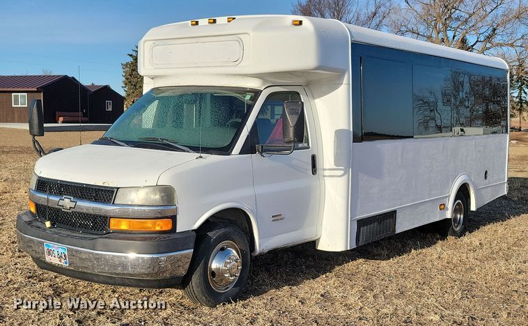 2009 Chevrolet Express 4500 shuttle bus - NB9980