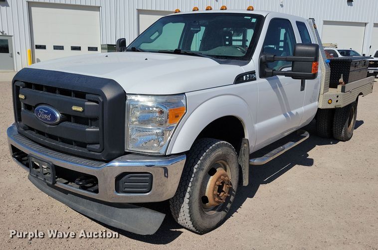 2013 Ford F350 Super Duty SuperCab flatbed truck - NB9995