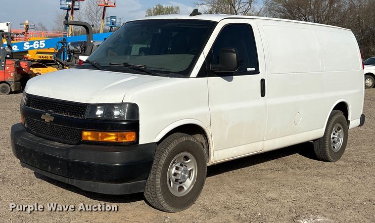 2019 Chevrolet Express 2500 van - OB9486