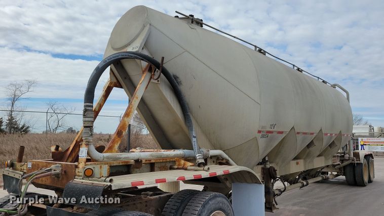 1988 Fruehauf pneumatic dry bulk trailer - DN3706