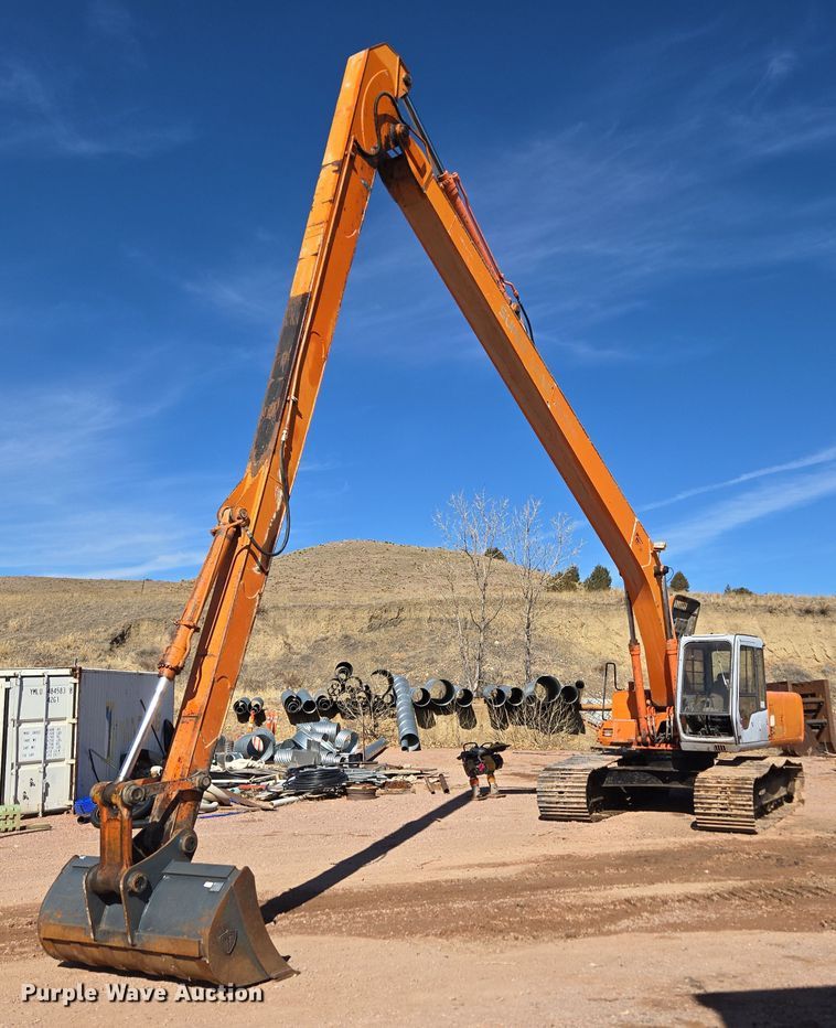 Hitachi EX200LC-2 long reach excavator - DT7085