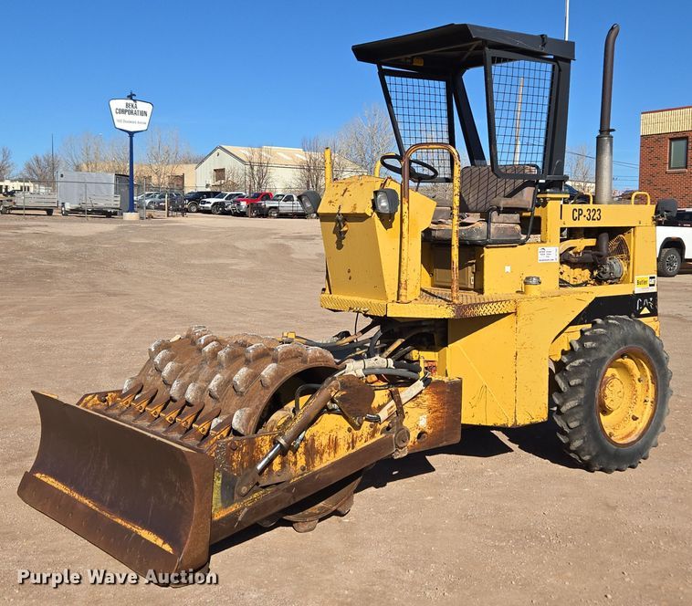 1993 Caterpillar  CP-323 single drum vibratory roller - DT7087