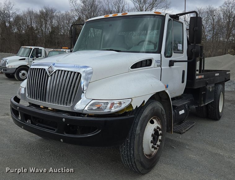 2005 International 4300 flatbed truck - DW1879