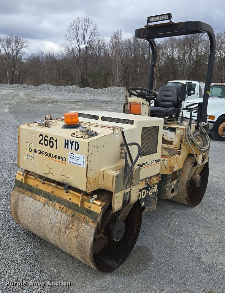 2000 Ingersoll Rand DD-24 double drum vibratory roller - DW1880