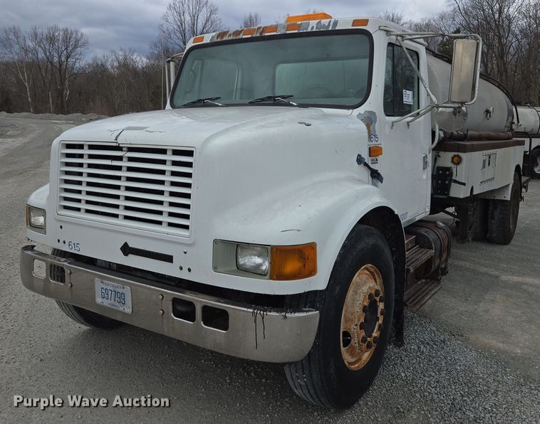 1996 International 4700 oil distributor truck - DW1881