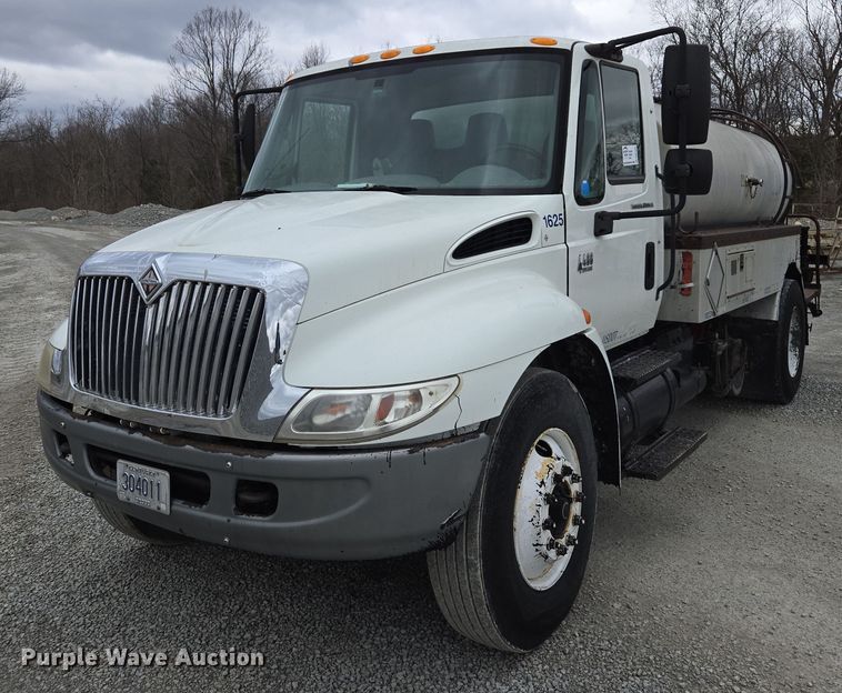 2007 International 4300 oil distributor truck - DW1882