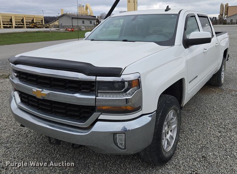 2018 Chevrolet Silverado 1500 Crew Cab pickup truck - DW1884