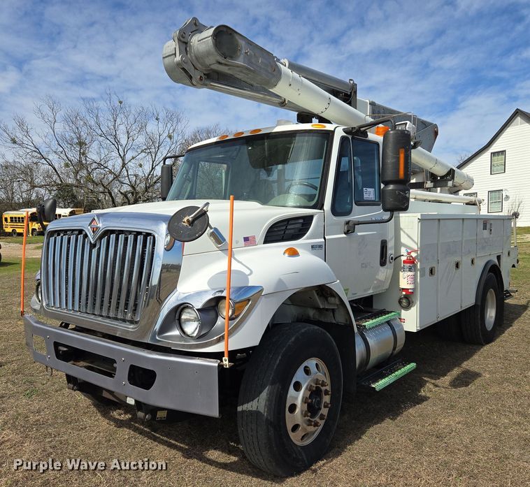 2012 International 7300 SBA bucket truck - DW8562