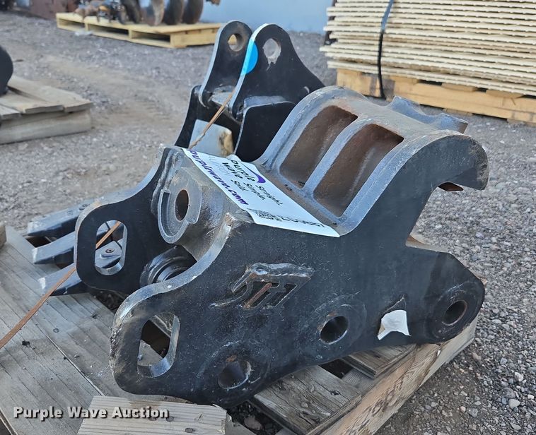 (2) Tag mini excavator attachments - EC0887