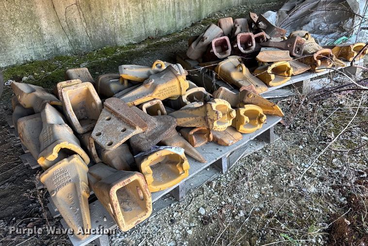 (2) pallets of Caterpillar bucket teeth - EC4090
