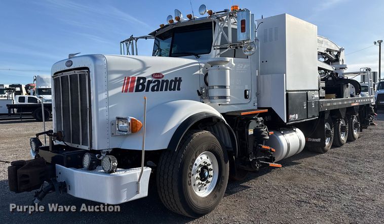2011 Peterbilt 367 crane truck - EG2661