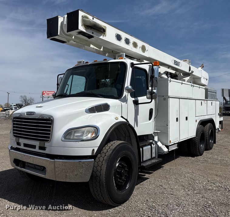 2013 Freightliner Business Class M2 bucket truck - EG5687