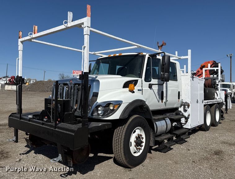 2009 International 7500 Crew Cab crane truck - EG5692
