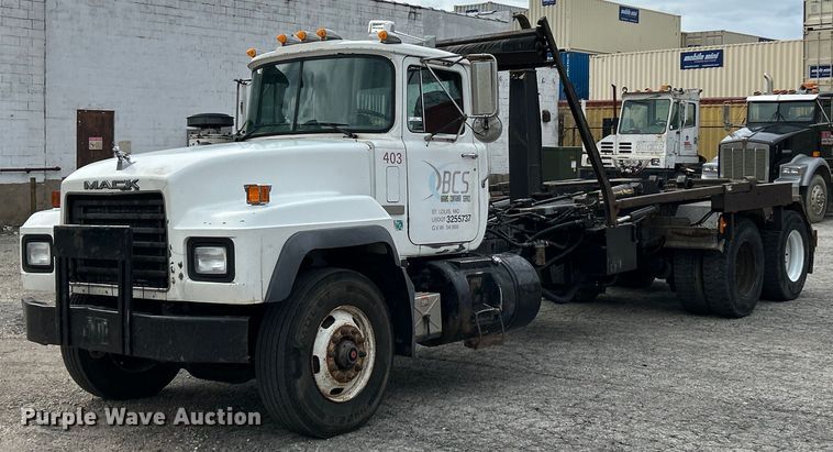 2001 Mack RD688S hook lift truck - EK2824