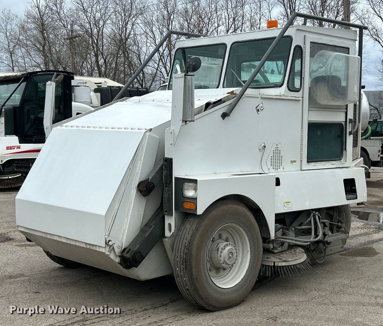 2001 Elgin Pelican Series P street sweeper - EK2826