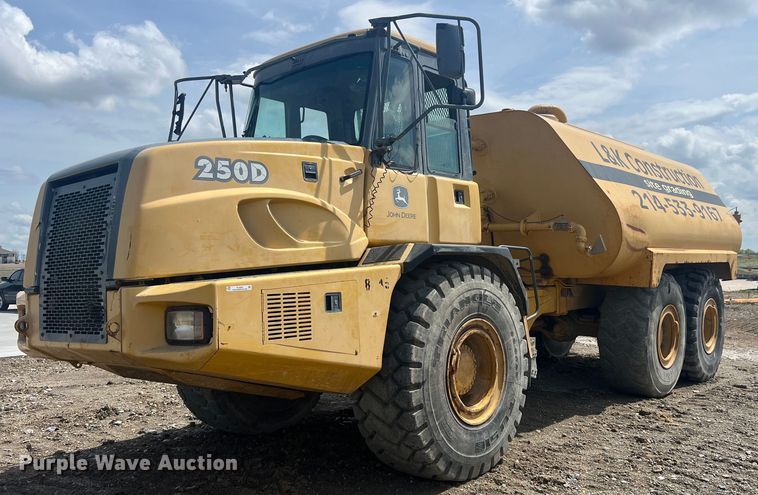 2005 John Deere 250D water wagon - EL5540