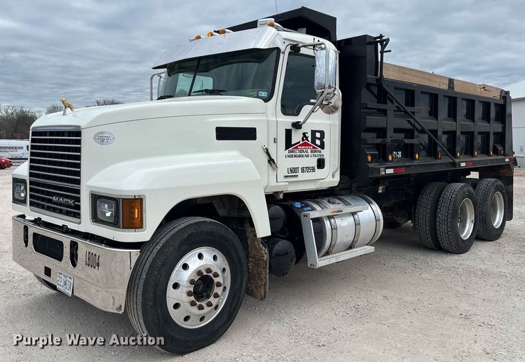 2020 Mack Pinnacle dump truck - EM0041