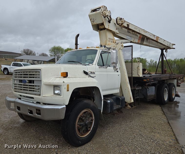 1990 Ford F900 crane truck - EO0648