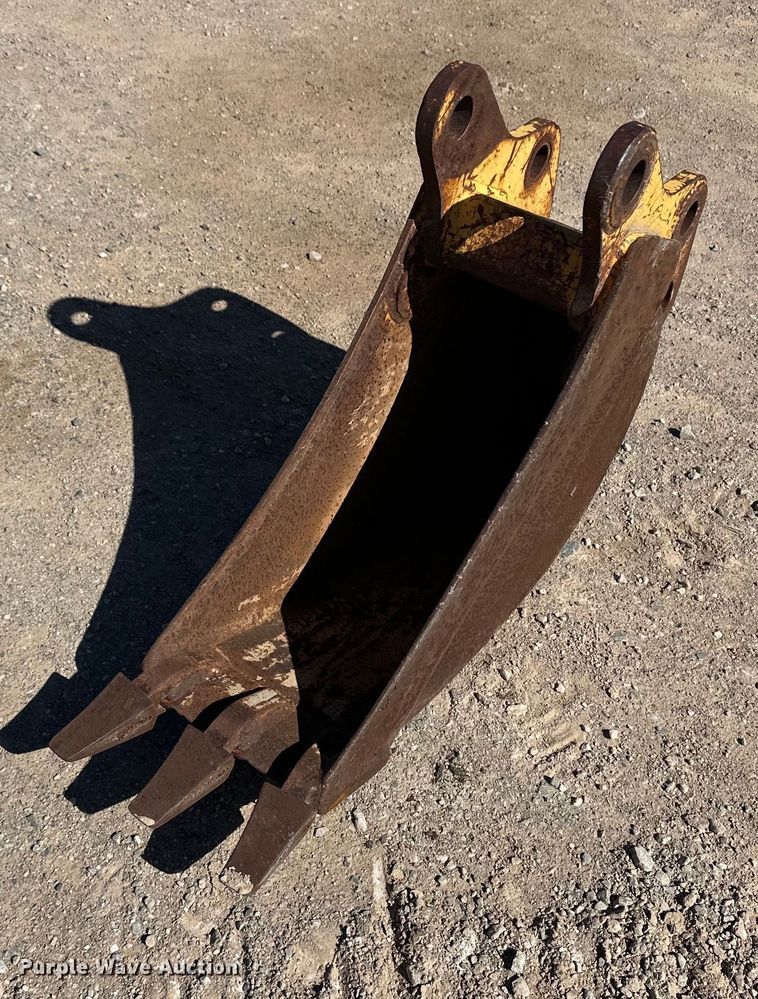 12" W backhoe bucket - ER8965