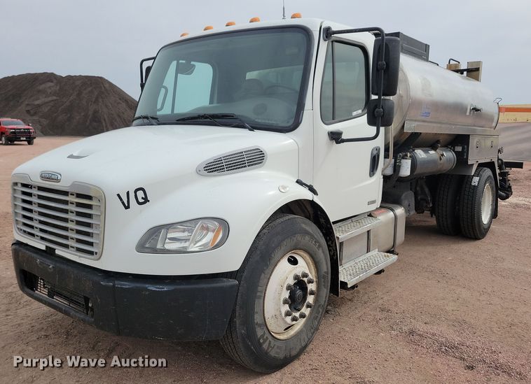 2005 Freightliner  Business Class M2 oil distributor truck - NB9979