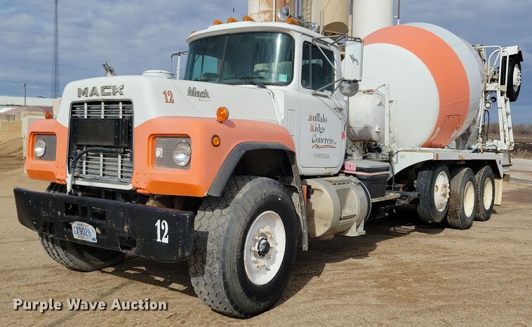 1991 Mack RD690S ready mix truck - NB9983