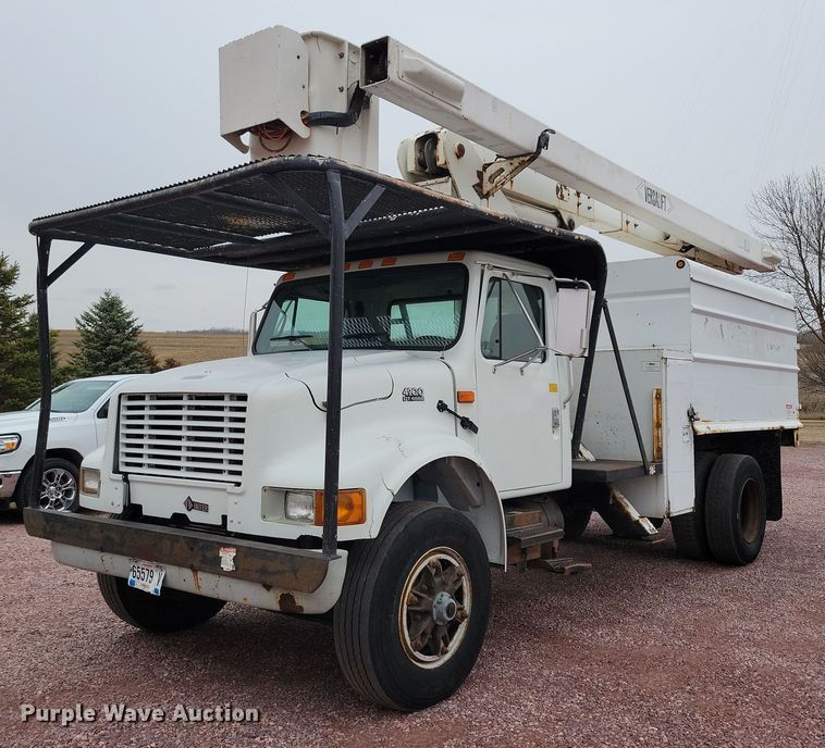 2001 International 4900 forestry bucket truck - NV9761