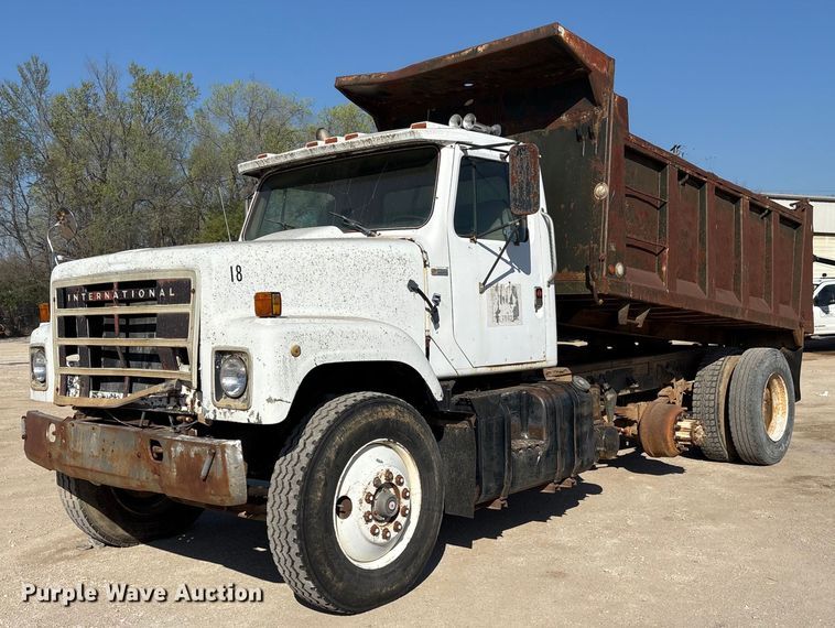 1982 International F2575 dump truck - OB9572