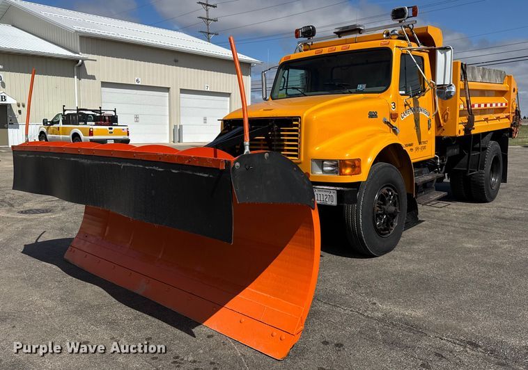 1999 International 4900 dump truck - DH9895