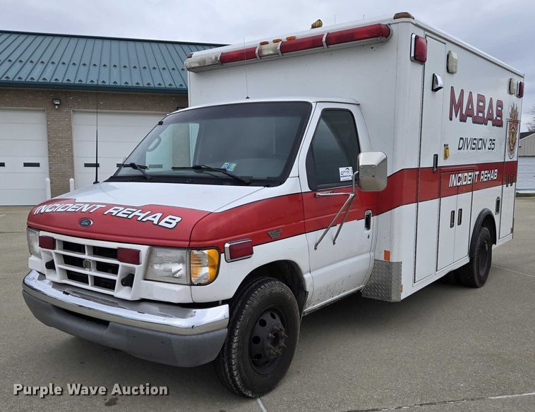 2001 Ford E350 ambulance - DI6283