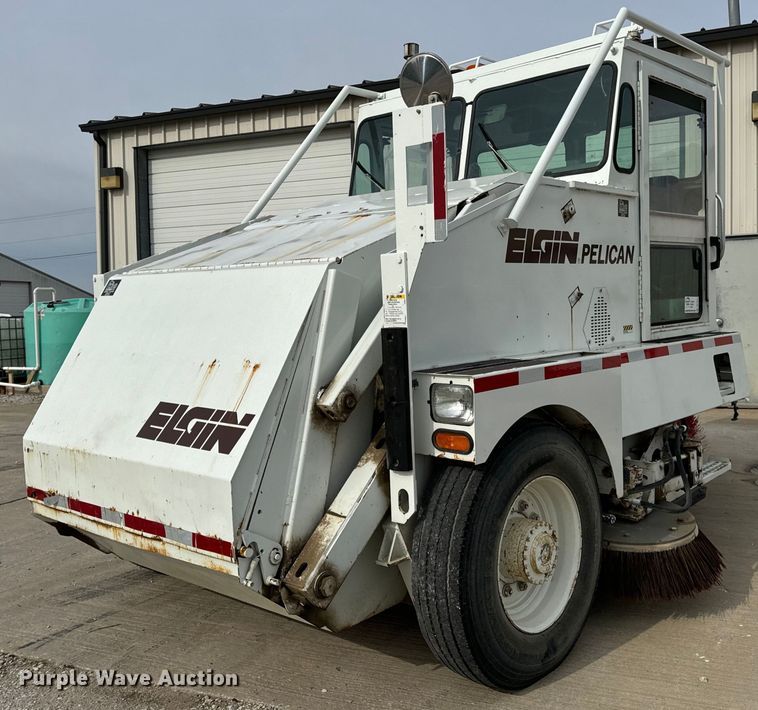 2000 Elgin Pelican Series P street sweeper - DV1874