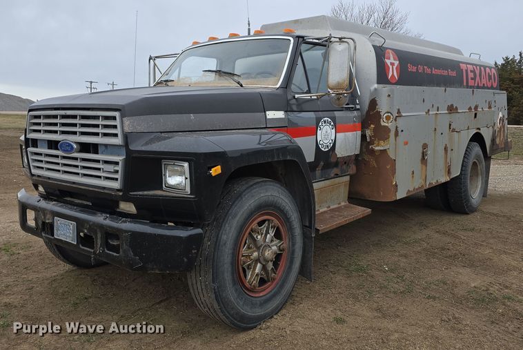 1985 Ford F800 fuel truck - DW3244
