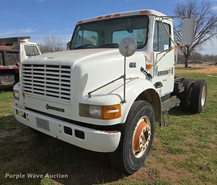 2001 International 4700 truck cab and chassis - DW8603