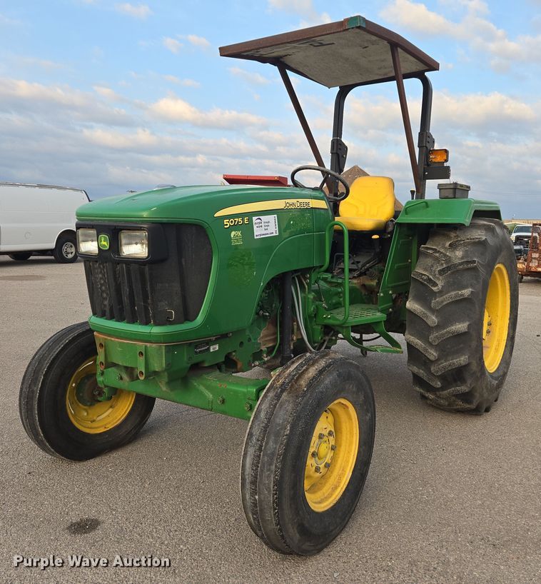 2011 John Deere 5075E tractor - DW8664