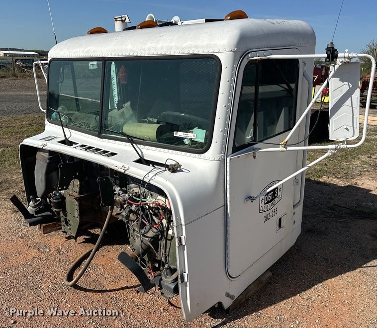 1991 Freightliner M915A2 semi truck cab - EJ8608