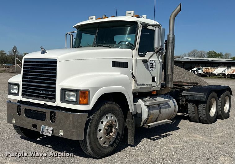 2008 Mack CHU613 semi truck - EJ8613