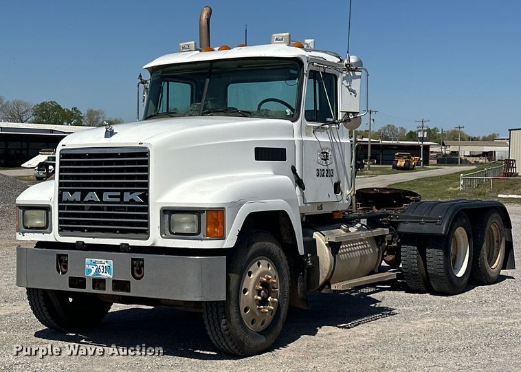 2003 Mack CH613 semi truck - EJ8615