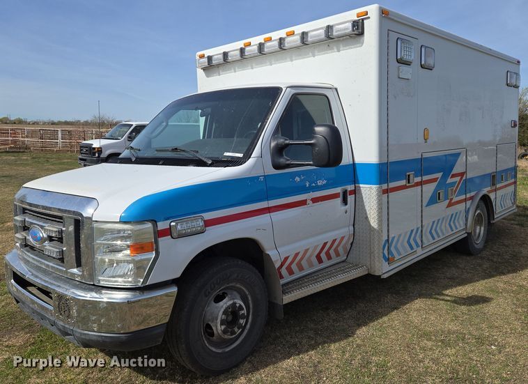 2010 Ford E450 ambulance - EN8825