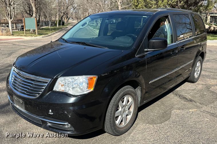 2012 Chrysler Town & Country  van - ER8967