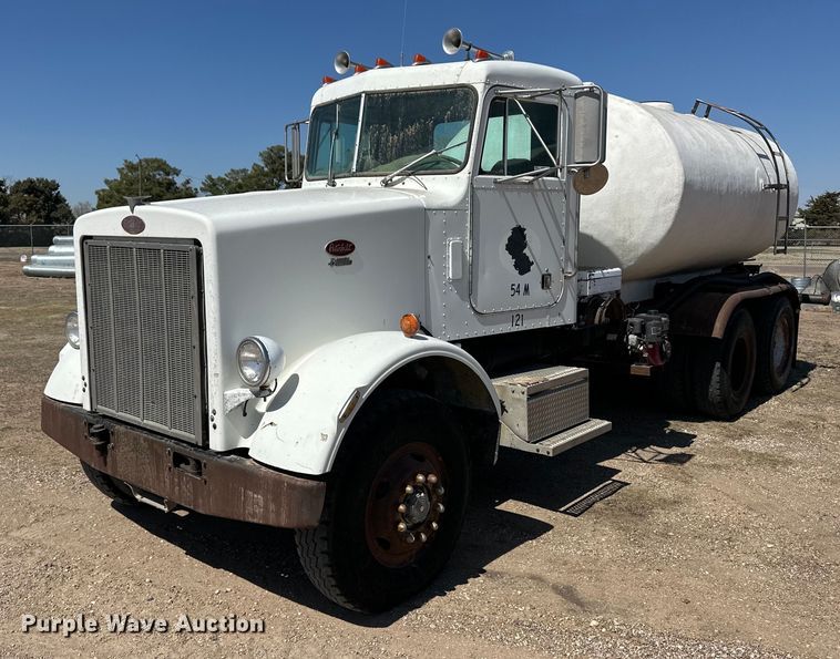1986 Peterbilt 349 water truck - ER8978