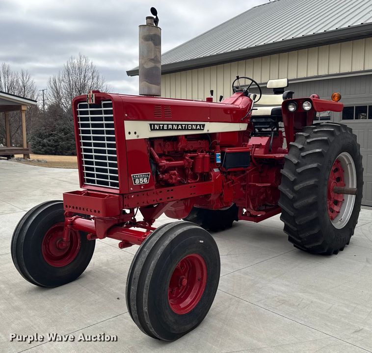 1970 International Farmall 856 tractor - DT0617