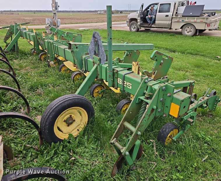 John Deere 825 row crop cultivator - DT7710