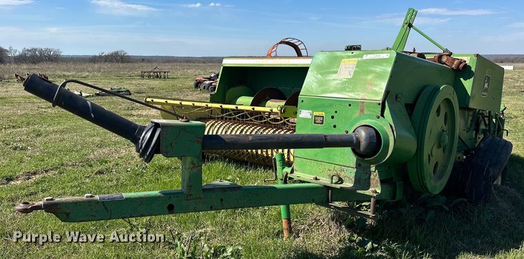John Deere 348 small square baler - EJ8358